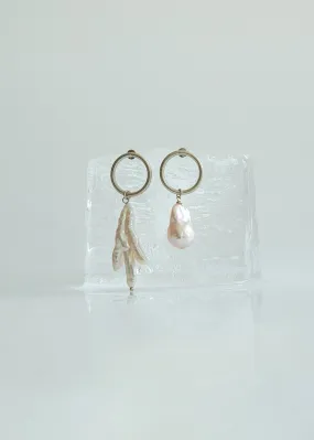 ABSTRACT PEARL EARRING / GOLD