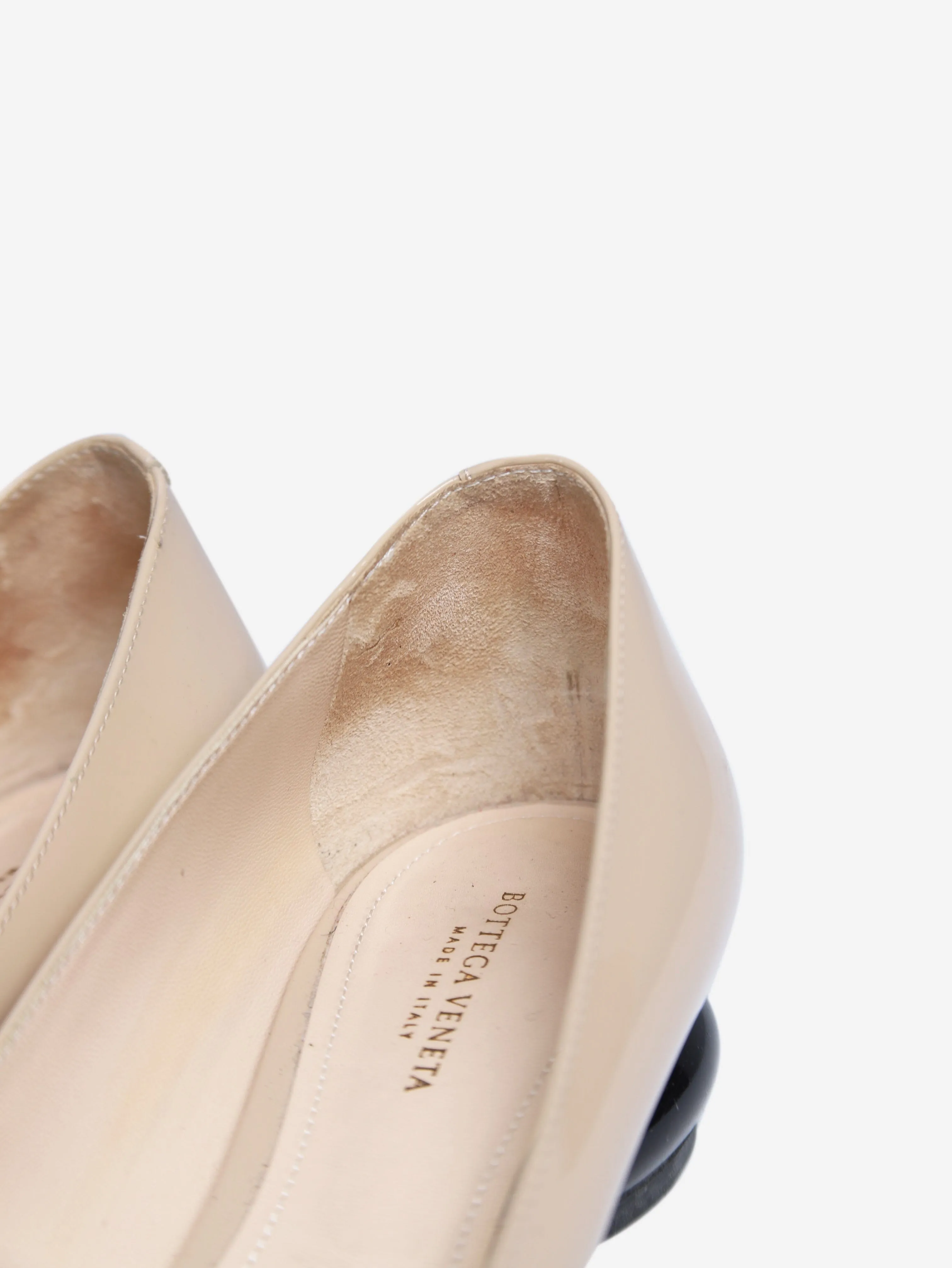 Beige patent leather low-heel pumps - size EU 37