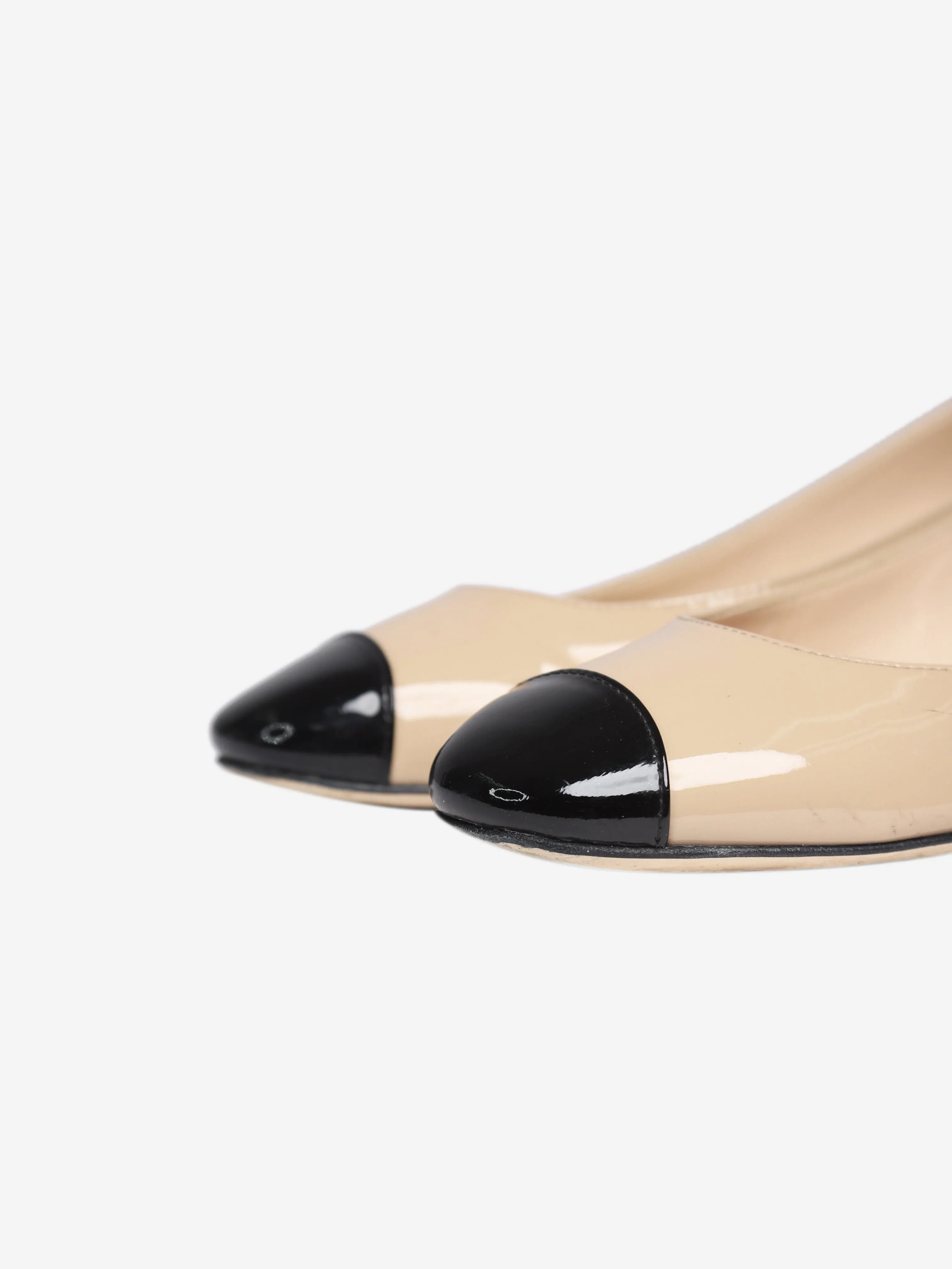 Beige patent leather low-heel pumps - size EU 37