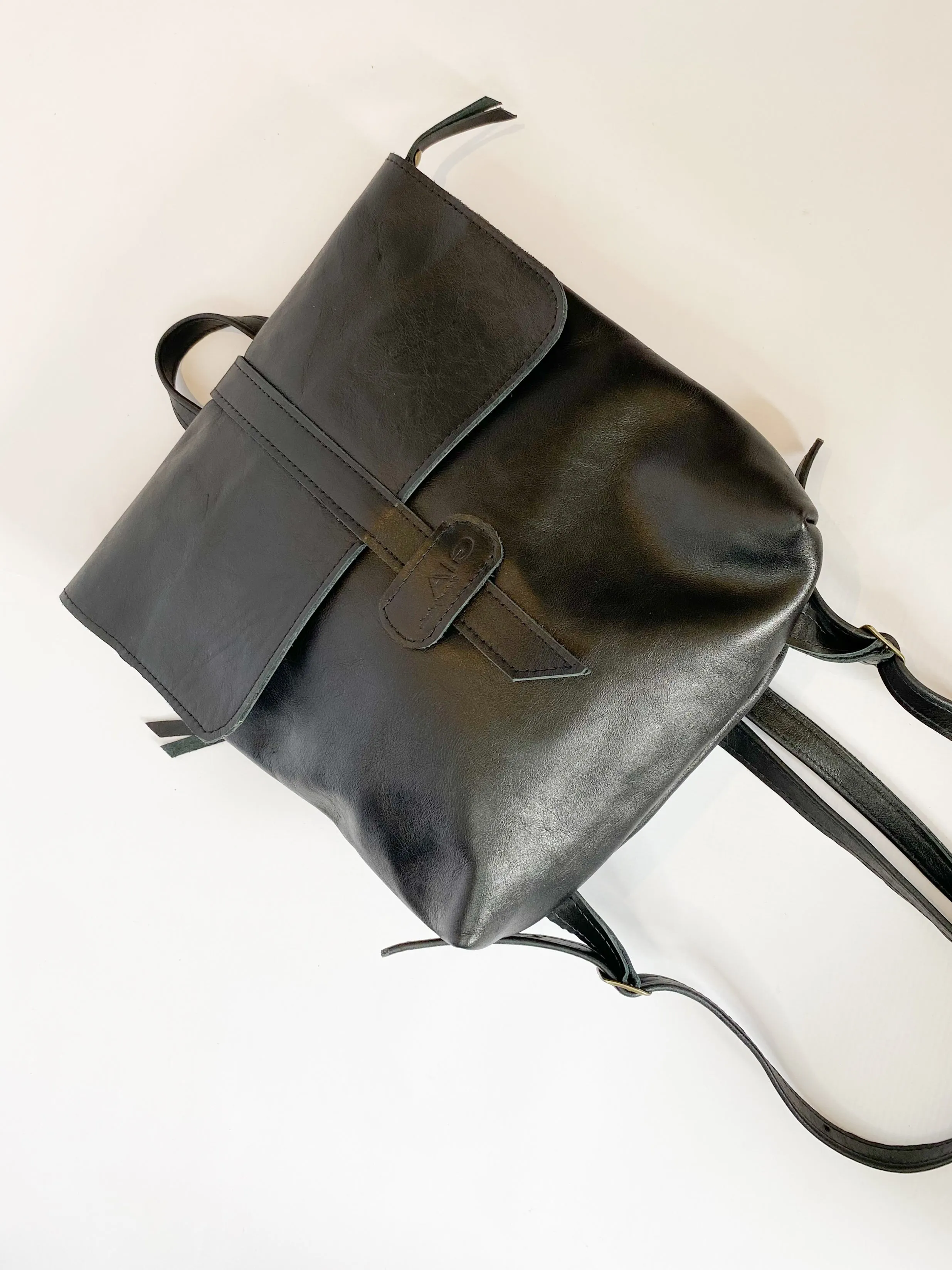 Gia black leather napsack